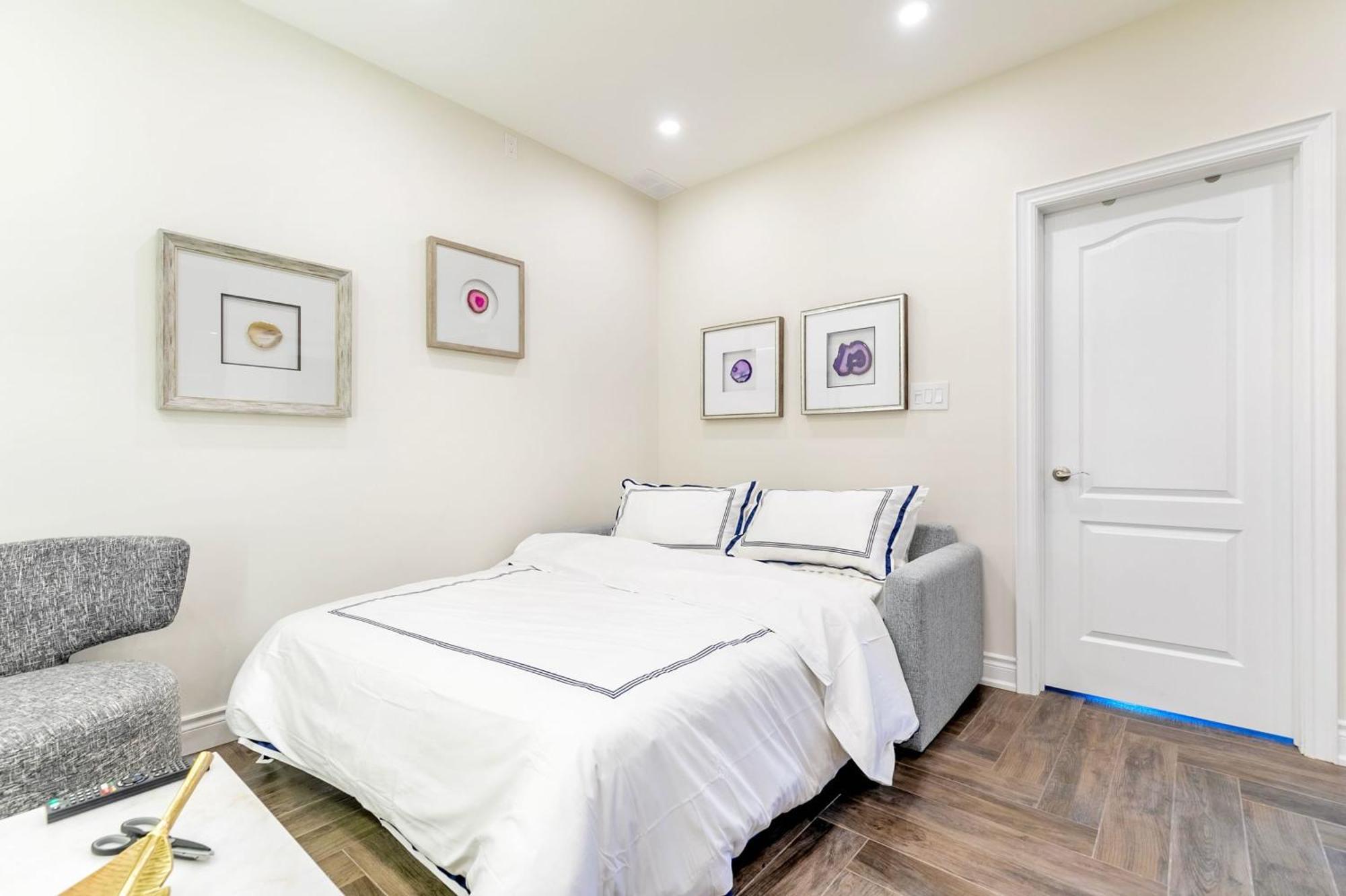 Modern Pet-Friendly Chinatown Apartment 多伦多 外观 照片