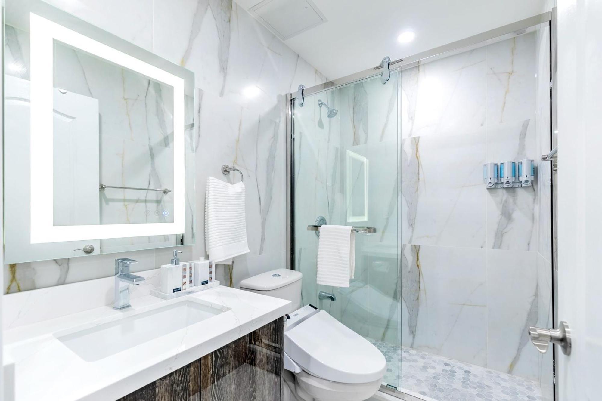 Modern Pet-Friendly Chinatown Apartment 多伦多 外观 照片